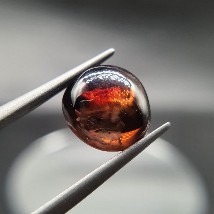 5.7 ct, Red Zircon (Jacinth) cabochon - Image 3